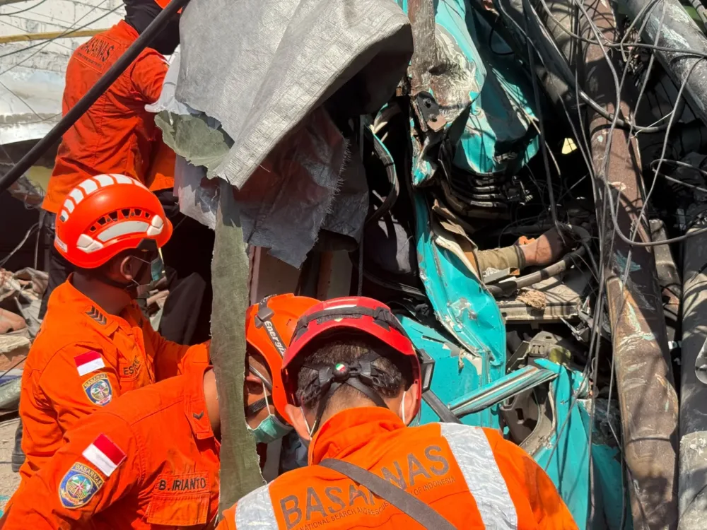 Tim SAR Gabungan Evakuasi Supir Truk Korban Laka-Lantas di Pasuruan