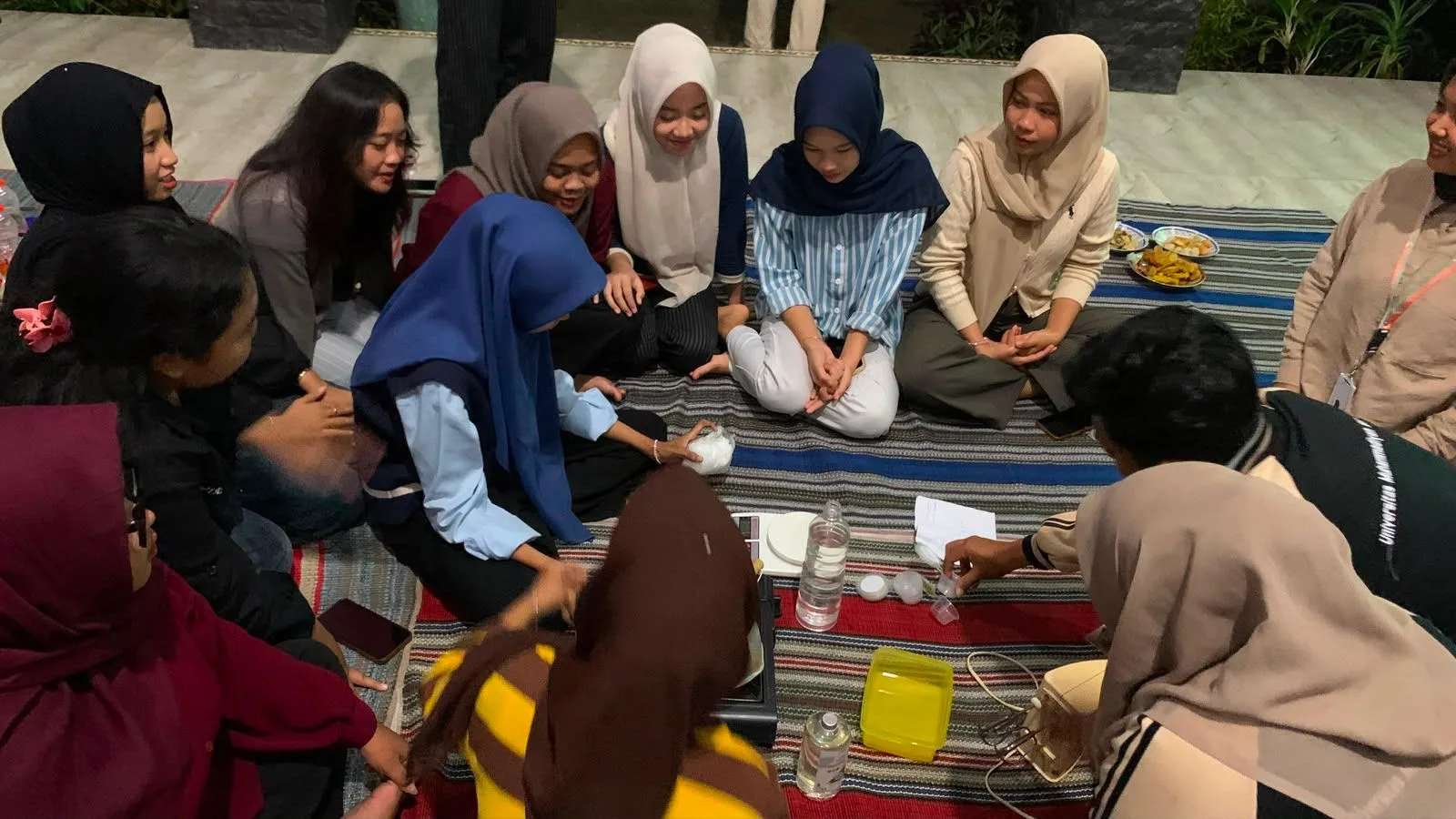 Manfaatkan Buah Belimbing, KKN T 26 Umsida Ubah Jadi Sabun Alami