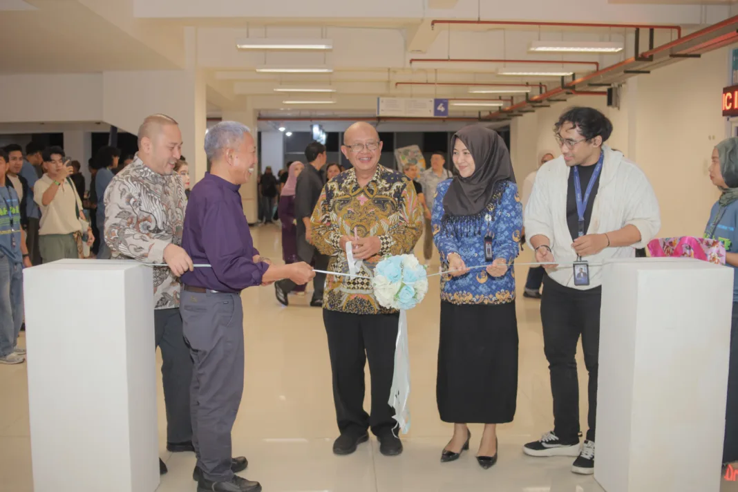 Mengupas Refleksi Kekerasan dan Relasi Kuasa di Pameran ‘Corpus Fractum’ Karya Seniman FIB UB Mengupas Refleksi Kekerasan dan Relasi Kuasa di Pameran ‘Corpus Fractum’ Karya Seniman FIB UB