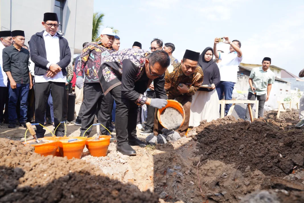Kado Manis untuk Warga Pendem, Wali Kota Batu Resmikan Graha Arshaka & Peletakan Batu Pertama Masjid Al Halim Kado Manis untuk Warga Pendem, Wali Kota Batu Resmikan Graha Arshaka & Peletakan Batu Pertama Masjid Al Halim