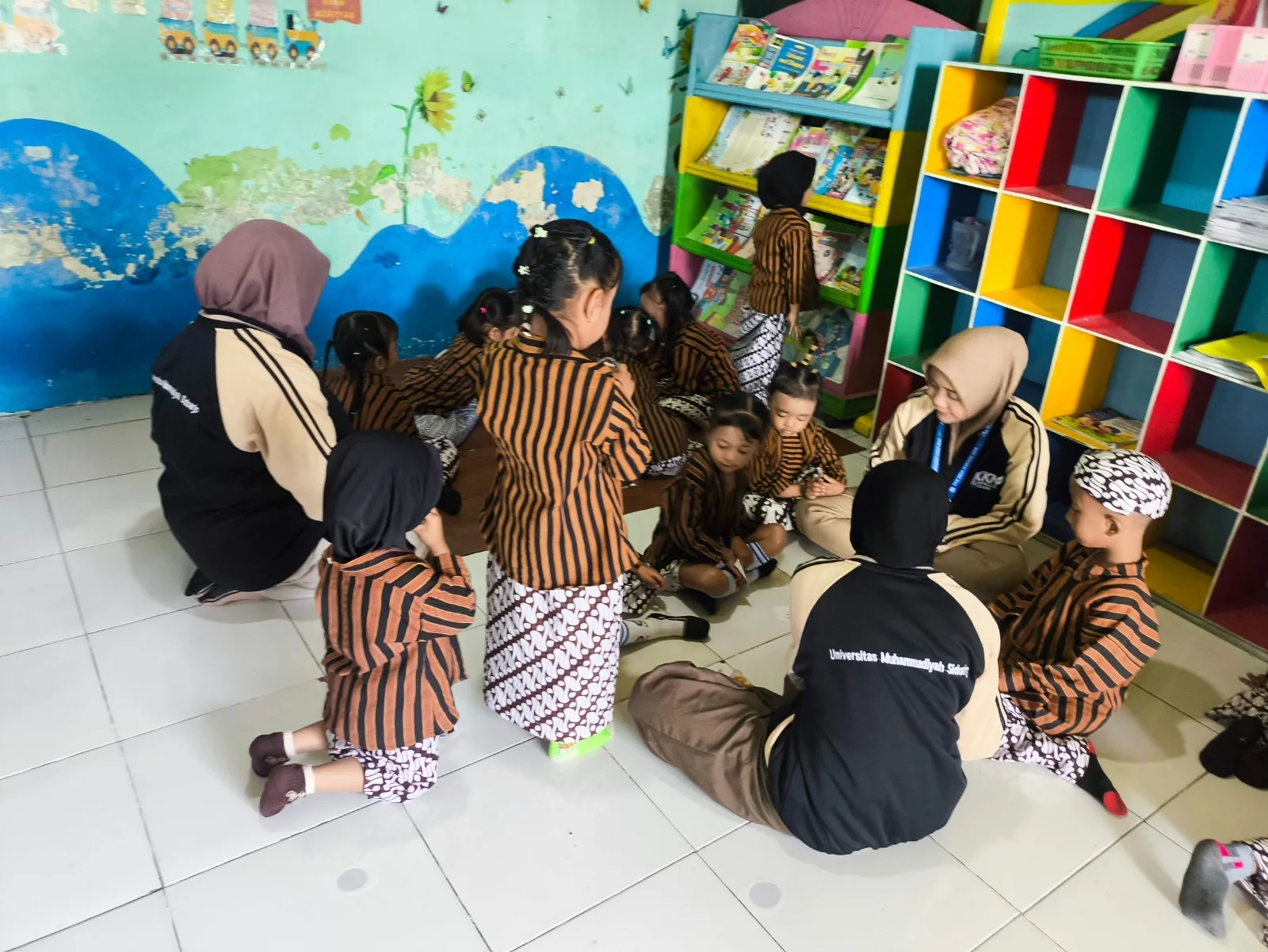 Dekatkan Anak dengan Buku, KKN T Umsida Buat Pojok Baca dan Kelas Literasi