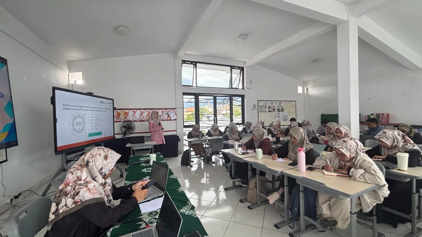 Dukung SDG 4, Universitas Brawijaya Latih Guru SD Muhammadiyah 4 Batu Manfaatkan AI dan Classroom English