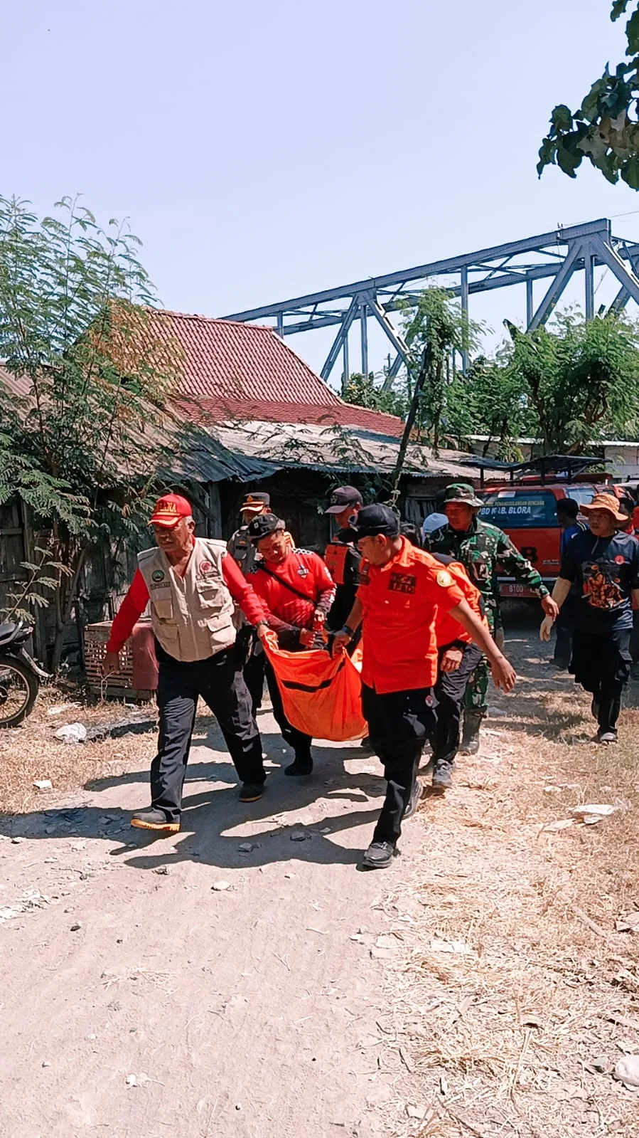 Jasad Perempuan yang Lompat dari Jembatan Bengawan Solo Ditemukan di Kedalaman 3 Meter Jasad Perempuan yang Lompat dari Jembatan Bengawan Solo Ditemukan di Kedalaman 3 Meter