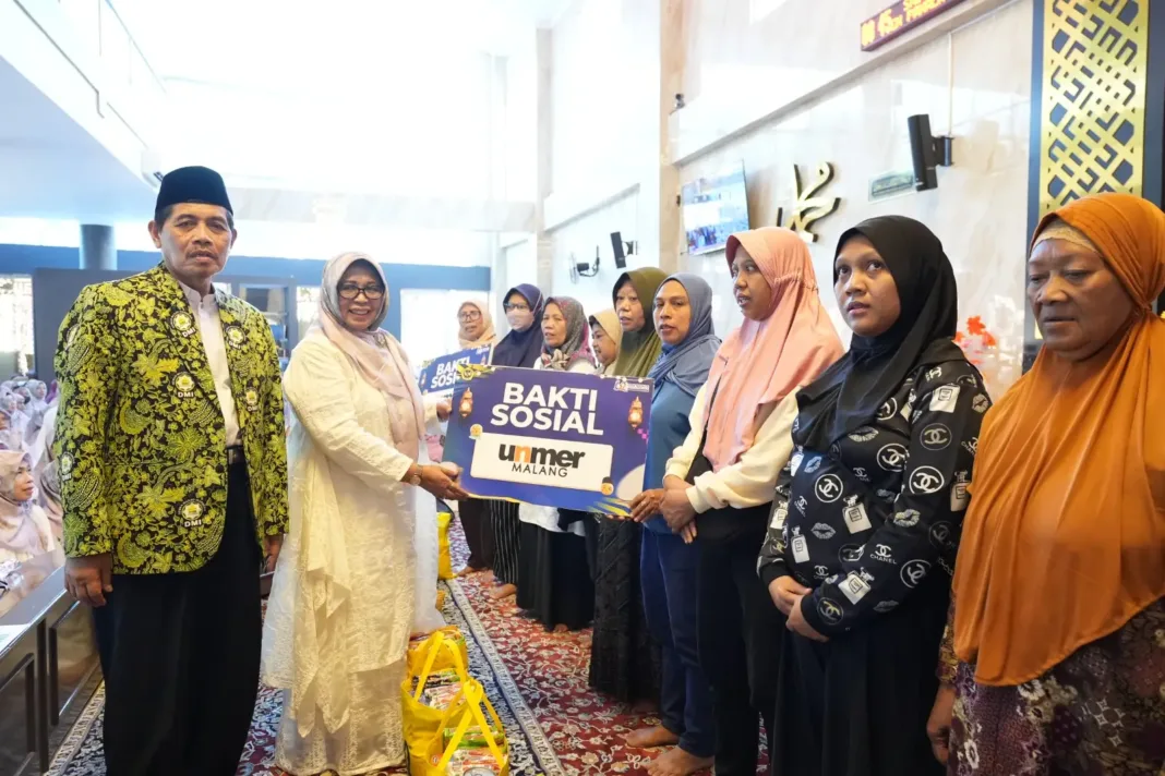 Rektor UNMER Malang bersama Ketua DMI Kota Malang memberikan paket sembako bentuk kegiatan Bakti sosial kepada Warga sekitar kampus.