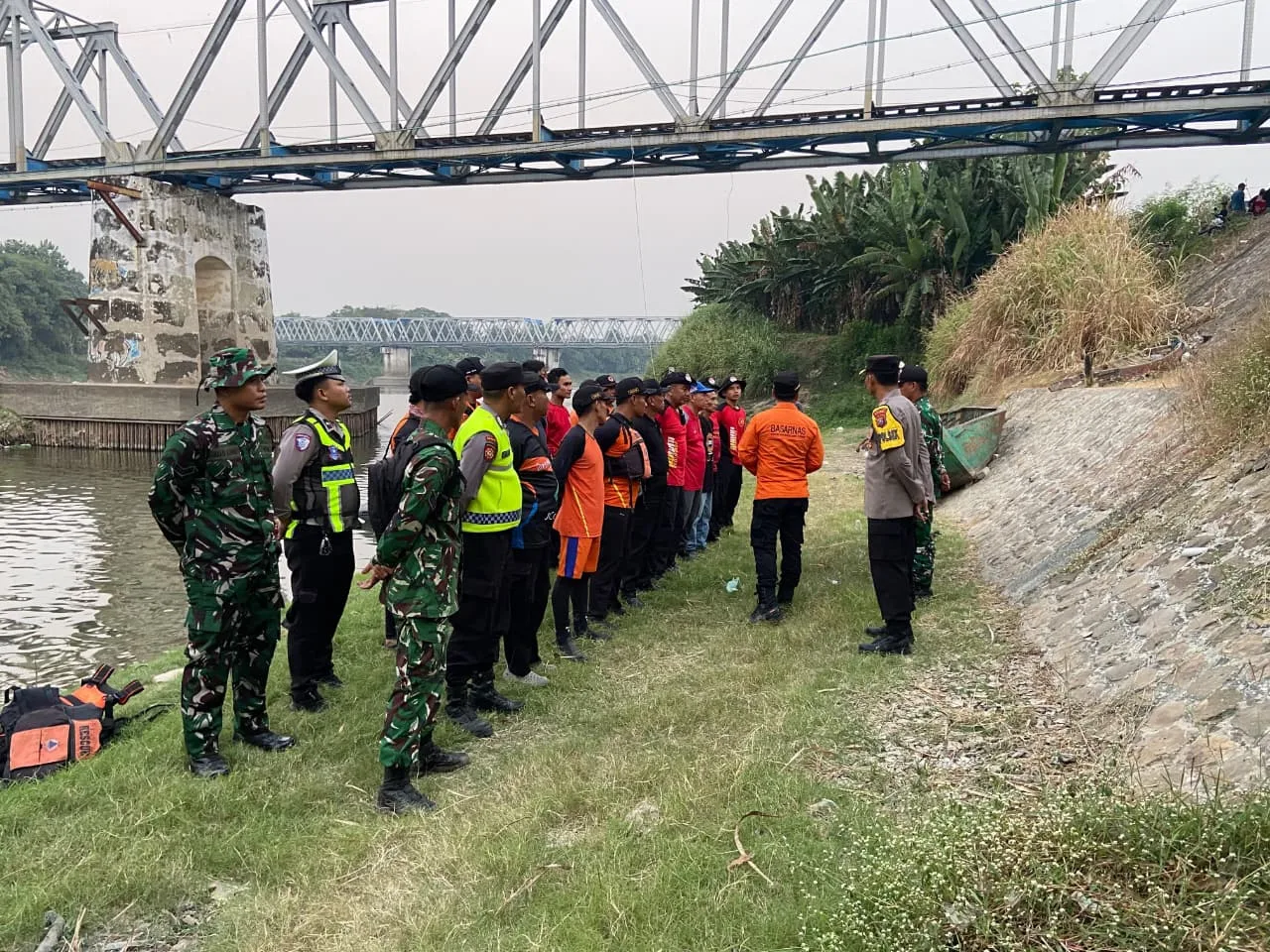 40 Personel dan 6 Perahu Dikerahkan, Tim SAR Sisir Bengawan Solo Cari Warga Blora yang Hilang
