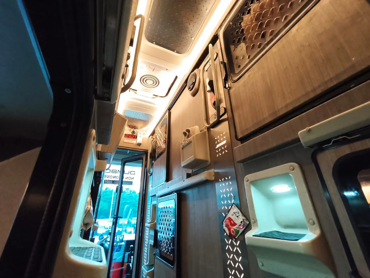 Menjajal Sleeper Bus Juragan 99 dari Malang ke Jakarta: Ketika Perjalanan Belasan Jam Berubah Menjadi Pengalaman Layaknya Hotel Berjalan Bus Juragan 99