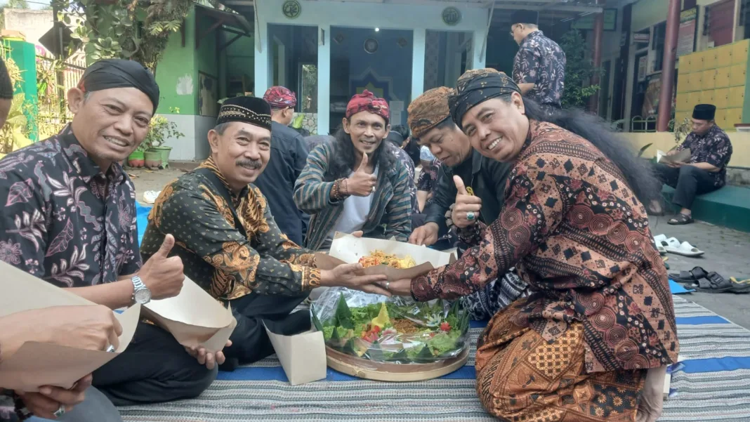 Ketika Jalan Kampung Menjadi Ruang Doa: Bari’an, Tradisi Penutup Suro yang Menjaga Denyut Kerukunan di Kampung Magetan Ketika Jalan Kampung Menjadi Ruang Doa: Bari’an, Tradisi Penutup Suro yang Menjaga Denyut Kerukunan di Kampung Magetan