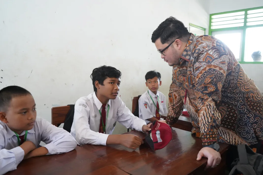 Bupati Kediri Larang Bullying dan Minta Siswa Kurangi Gadget Saat Pantau MPLS Bupati Kediri Larang Bullying dan Minta Siswa Kurangi Gadget Saat Pantau MPLS
