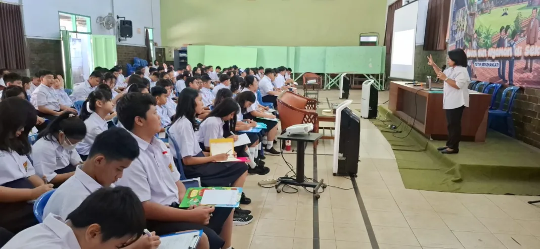 Menyalakan Api Kosayu di SMPK Santo Yusup 2 Menyalakan Api Kosayu di SMPK Santo Yusup 2