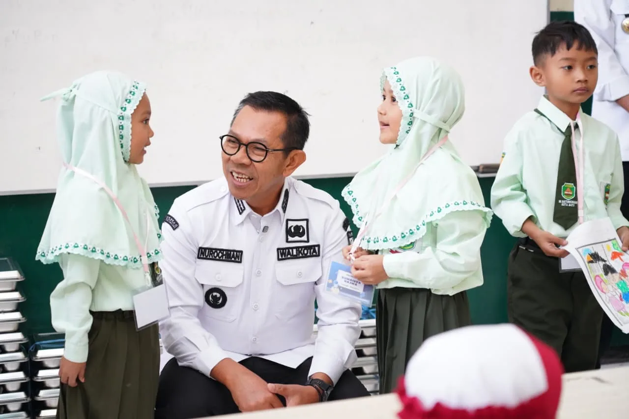 Wali Kota Batu Semangati Siswa Baru Jalani Masa Pengenalan Lingkungan Sekolah di MI Baiturrohmah Kota Batu