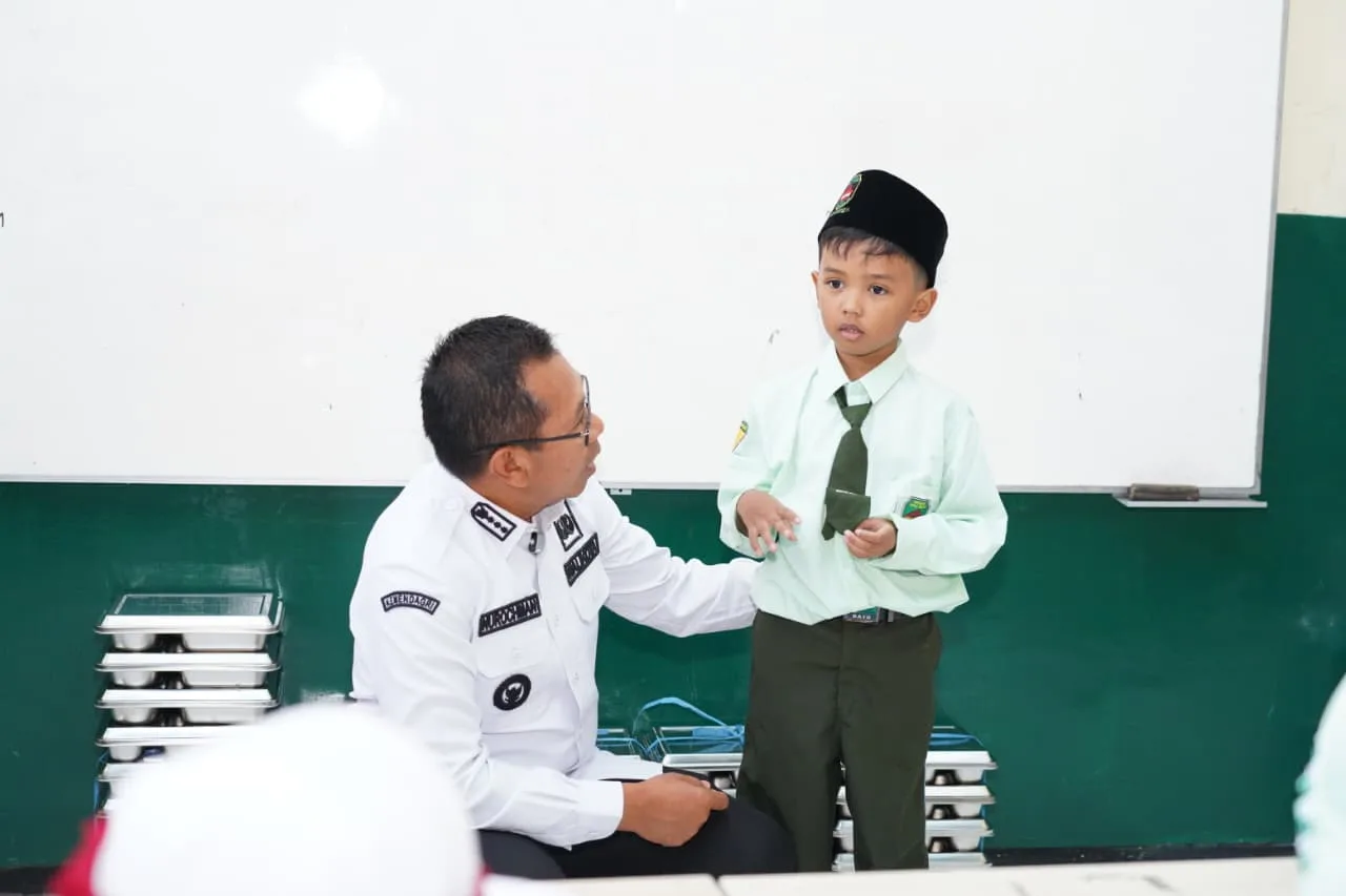 Wali Kota Batu Semangati Siswa Baru Jalani Masa Pengenalan Lingkungan Sekolah di MI Baiturrohmah Kota Batu