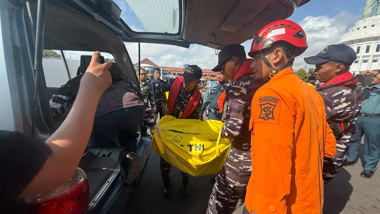 Tim SAR Gabungan Evakuasi Penyintas KMP Mutiara Sentosa II ke Darat Mutiara Sentosa