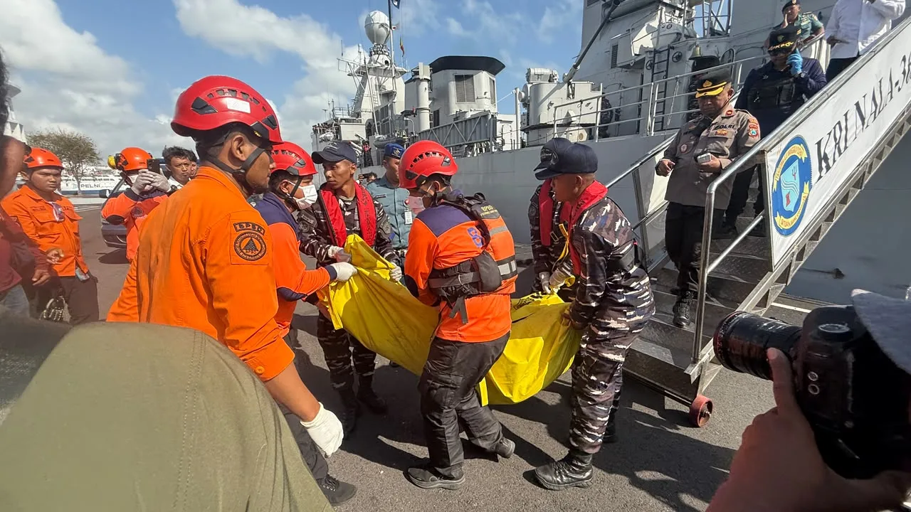 Tim SAR Gabungan Evakuasi Penyintas KMP Mutiara Sentosa II ke Darat