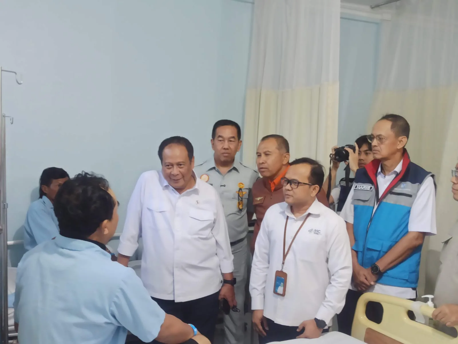 Bersama Wamenhub, KaBasarnas Kunjungi Penumpang KMP Mutiara Sentosa II Di RS PHC Surabaya Mutiara Sentosa