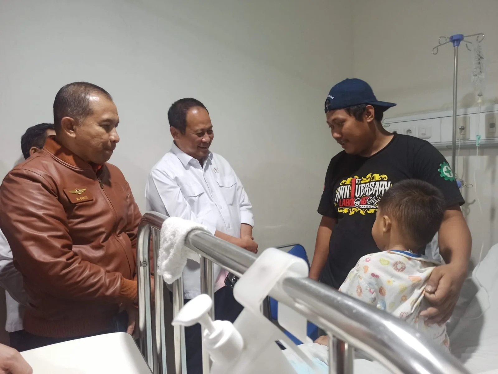Bersama Wamenhub, KaBasarnas Kunjungi Penumpang KMP Mutiara Sentosa II Di RS PHC Surabaya