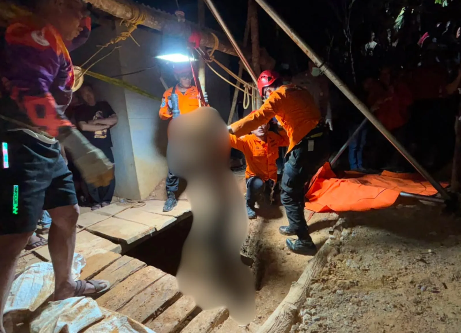 Tim SAR Gabungan Evakuasi Dua Pekerja Sumur di Trenggalek SAR