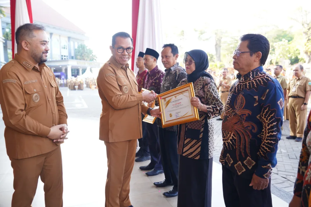 Cak Nur Serahkan Penghargaan Purna Tugas ASN, Apresiasi Dedikasi untuk Kota Batu Cak Nur Serahkan Penghargaan Purna Tugas ASN, Apresiasi Dedikasi untuk Kota Batu