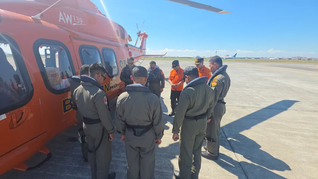 Helikopter Basarnas Melakukan Penyisiran Udara Di Perairan Utara Kab. Sumenep, Madura