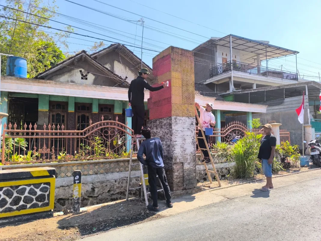 Sambut HUT RI, Mahasiswa KKN-T 08 UNIRA dan Warga Kompak Ubah Wajah Bodean Putuk Sambut HUT RI, Mahasiswa KKN-T 08 UNIRA dan Warga Kompak Ubah Wajah Bodean Putuk