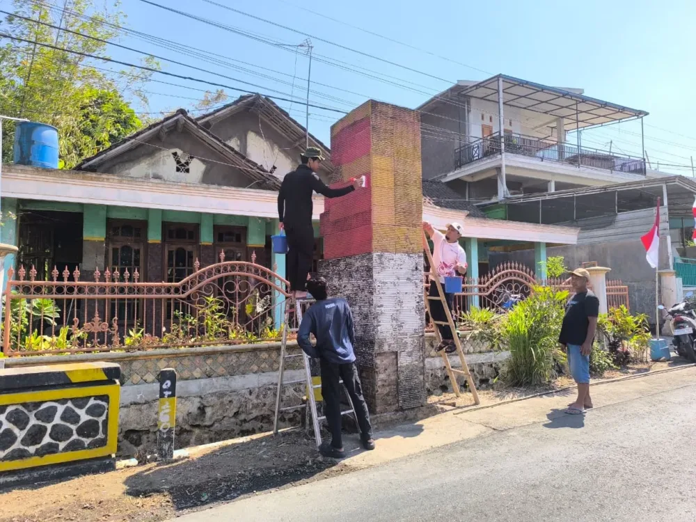 Sambut HUT RI, Mahasiswa KKN-T 08 UNIRA dan Warga Kompak Ubah Wajah ‎Bodean Putuk