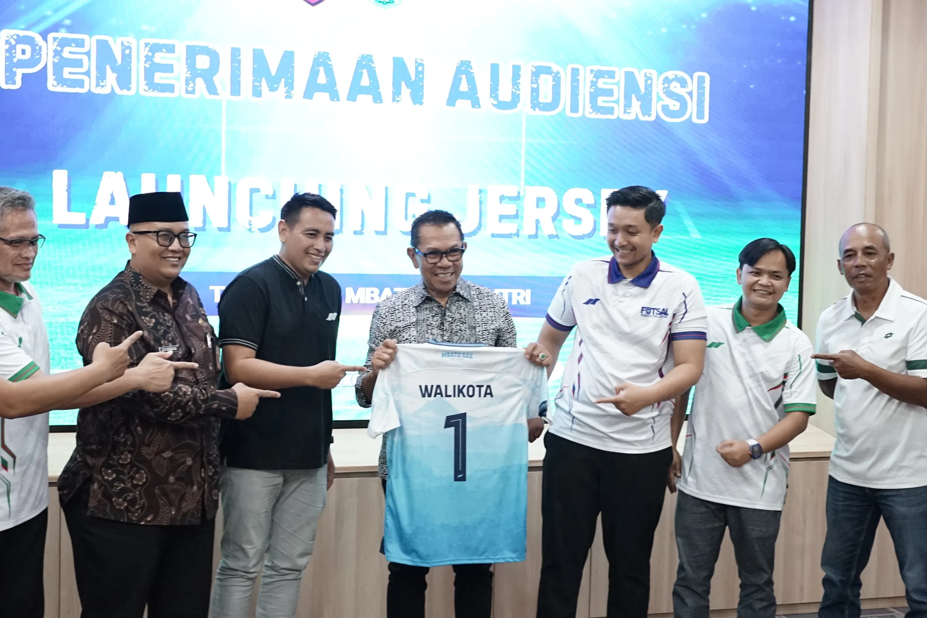 Siap Arungi Linus Jatim 2026, Tim Futsal Putri Mbatu Sae FC Resmi Launching Jersey Anyar di Balai Kota