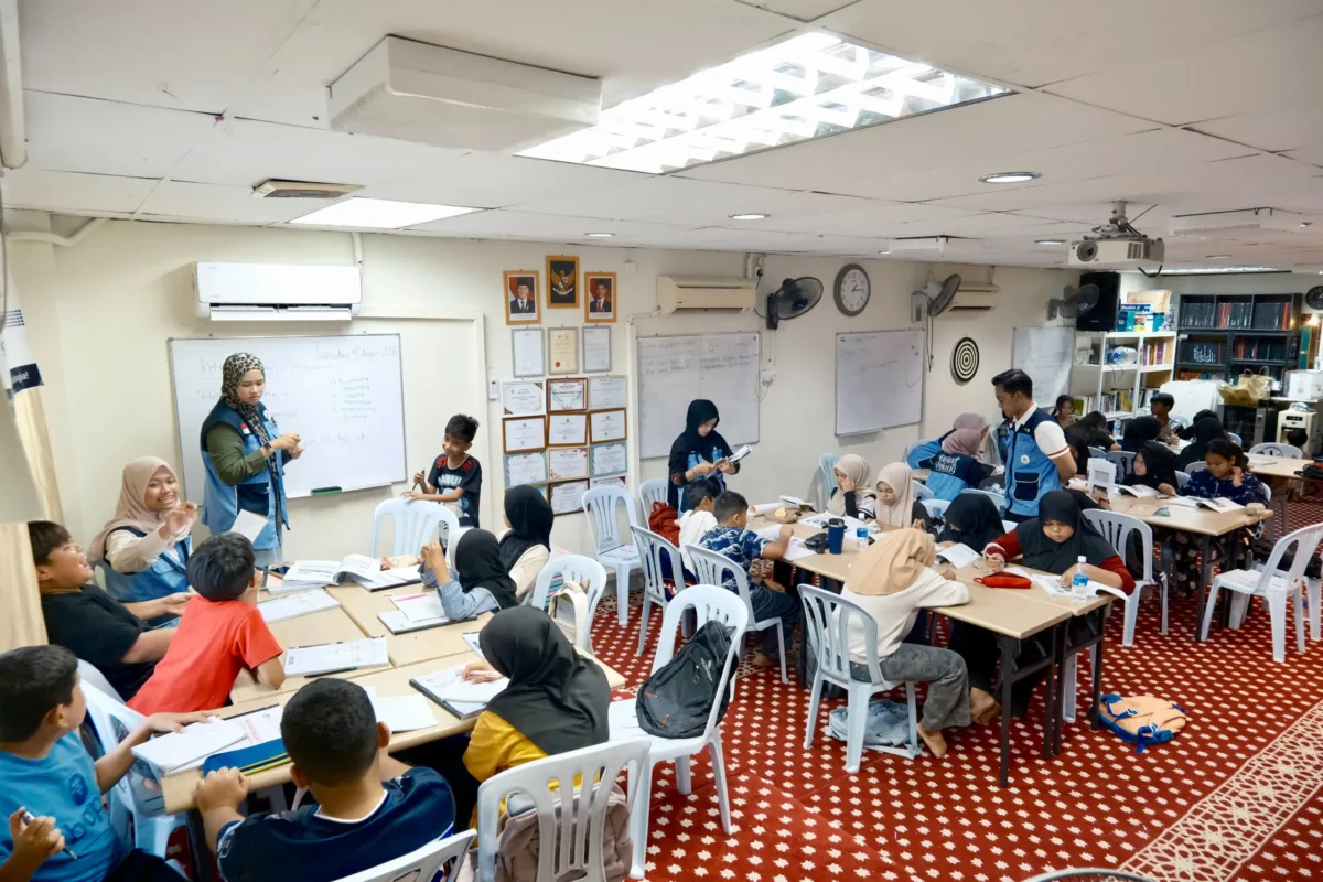 Di Penang Malaysia, Mahasiswa UMM Rawat Semangat Belajar Anak-anak Pekerja Migran Indonesia UMM