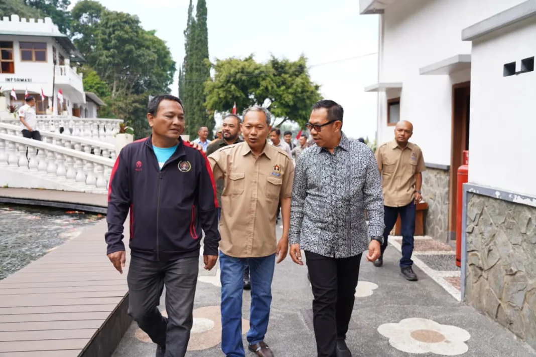 Bukan Cuma Adu Strategi, Wali Kota Batu Rangkul Wartawan lewat “Catur Bahagia”! Bukan Cuma Adu Strategi, Wali Kota Batu Rangkul Wartawan lewat “Catur Bahagia”!