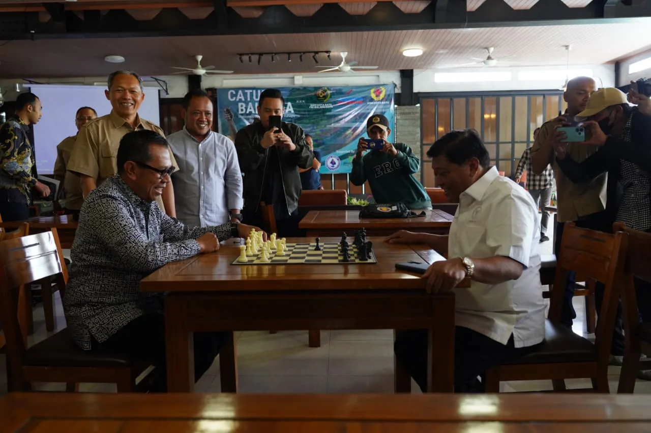 Bukan Cuma Adu Strategi, Wali Kota Batu Rangkul Wartawan lewat "Catur Bahagia"!