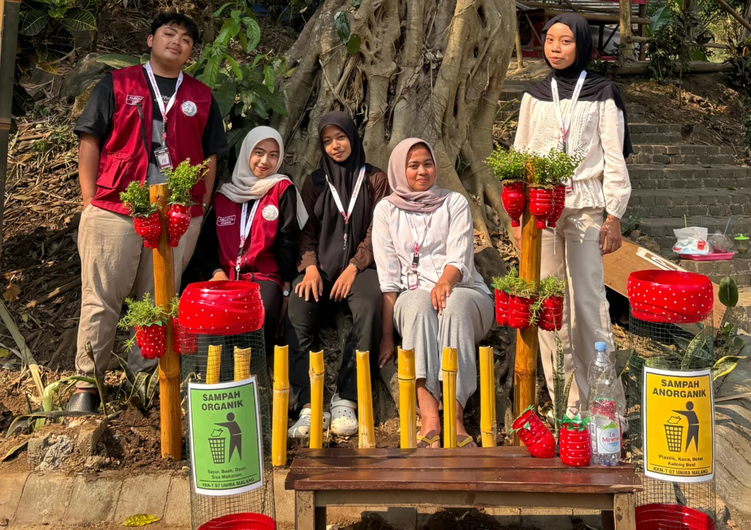 KKN-T 07 UNIRA Malang Ciptakan Sarana Kebersihan Berbasis Daur Ulang sebagai Media Edukasi Lingkungan KKN-T 07 UNIRA Malang Ciptakan Sarana Kebersihan Berbasis Daur Ulang sebagai Media Edukasi Lingkungan