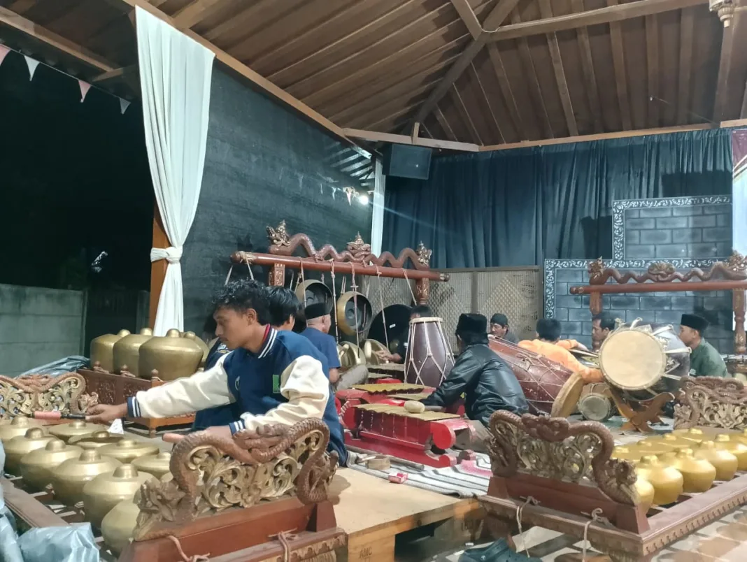 Dari Gamelan hingga Tari, KKN-T UNIRA Kolaborasi dengan Warga Toyomarto Dari Gamelan hingga Tari, KKN-T UNIRA Kolaborasi dengan Warga Toyomarto