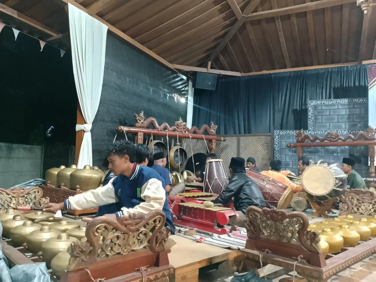 Dari Gamelan hingga Tari, KKN-T UNIRA Kolaborasi dengan Warga Toyomarto