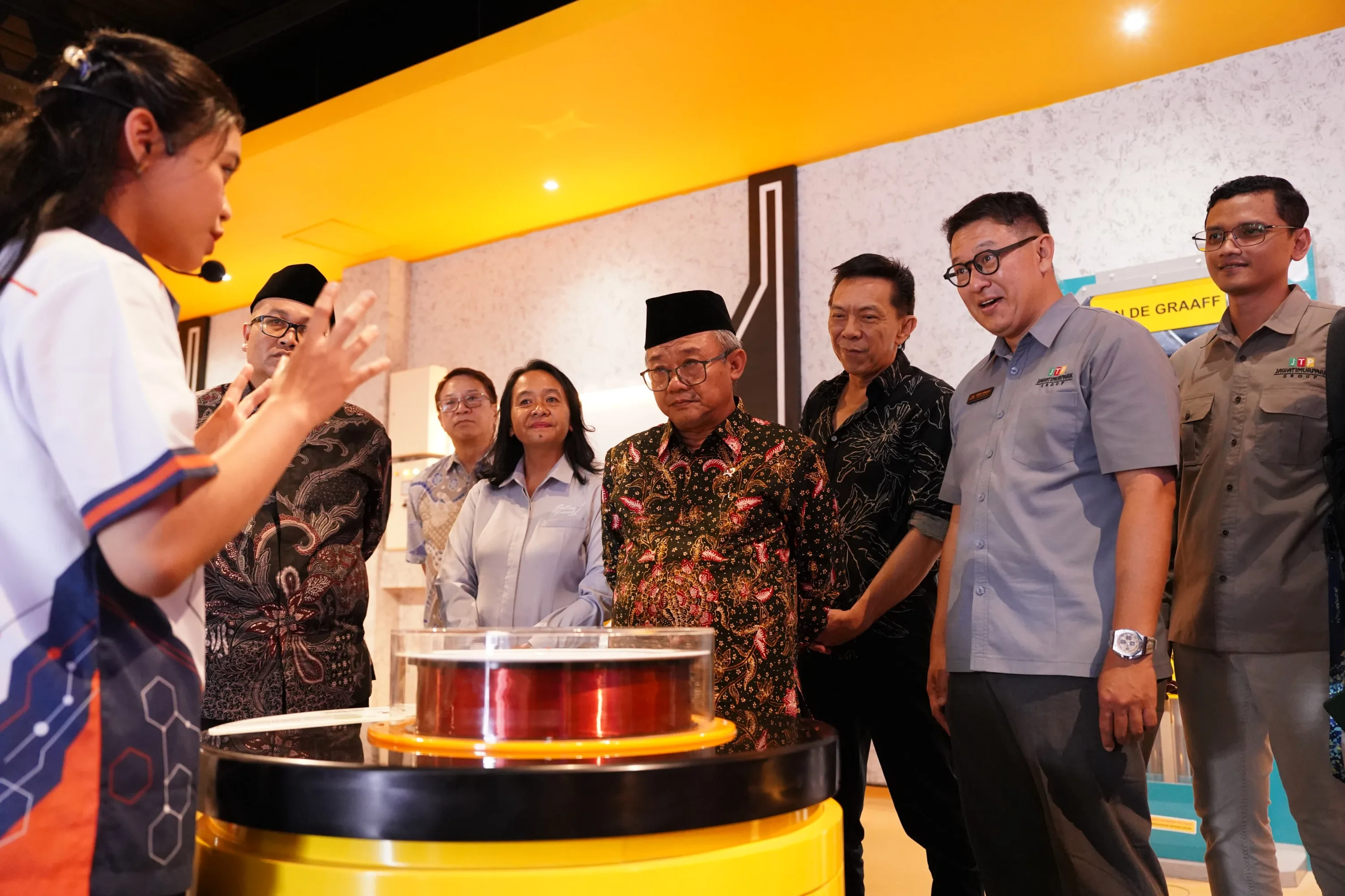 Bikin Sains Enggak Lagi Membosankan!, Mendikdasmen Tinjau Proyek Giga MMSC JTP Group di Batu