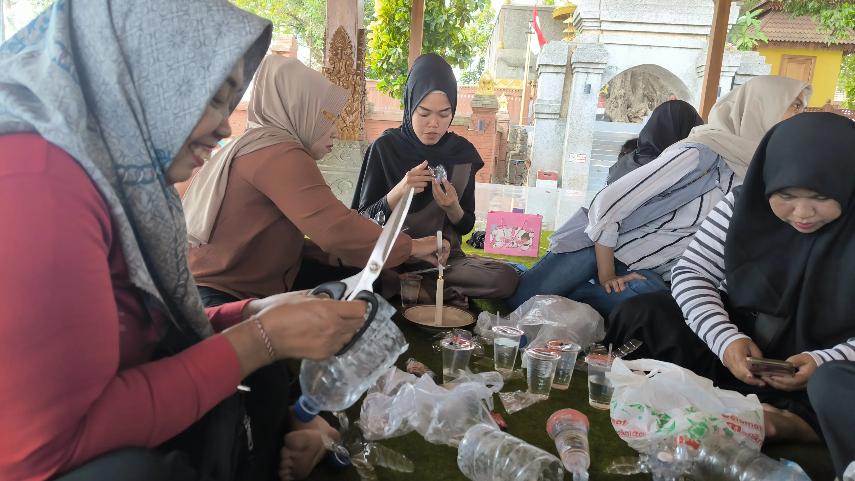 KKN UNIM 2026 Dorong Kreativitas dan Kepedulian Lingkungan melalui Pelatihan Pembuatan Penjor Berbahan Bekas di Desa Bejijong Trowulan Mojokerto