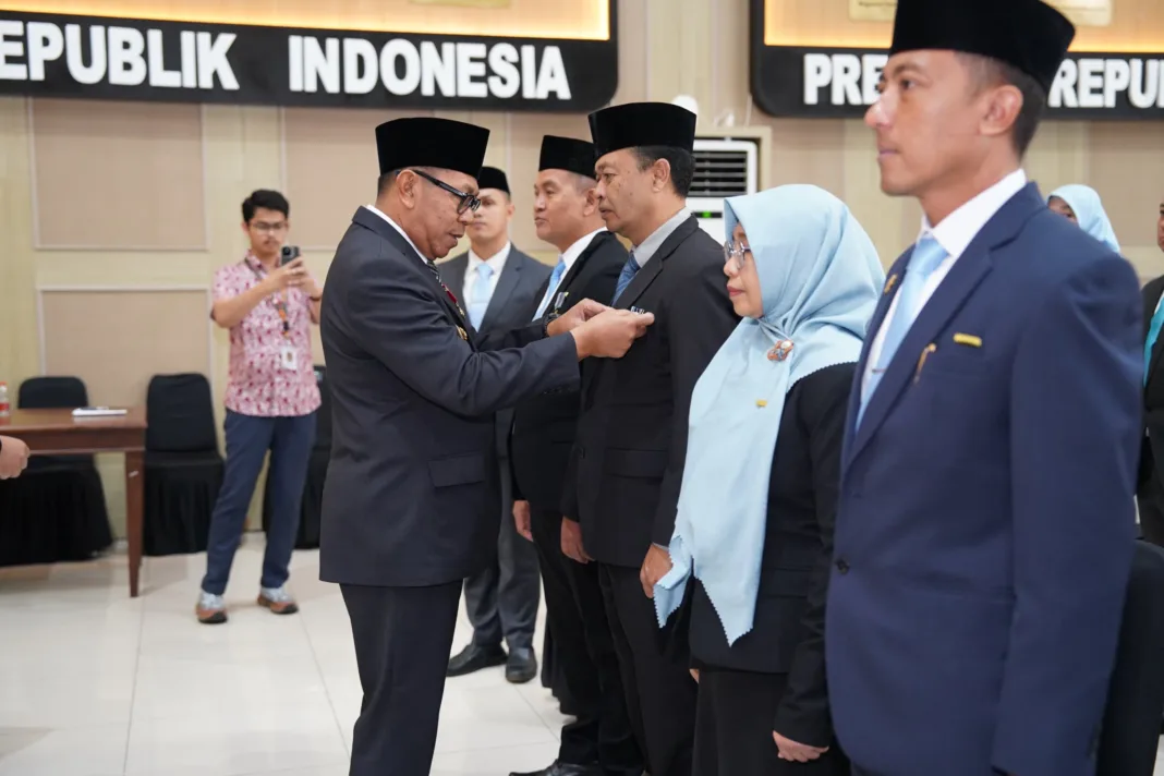 94 ASN Terima Satyalancana Karya Satya, Ini Harapan Wali Kota Batu 94 ASN Terima Satyalancana Karya Satya, Ini Harapan Wali Kota Batu