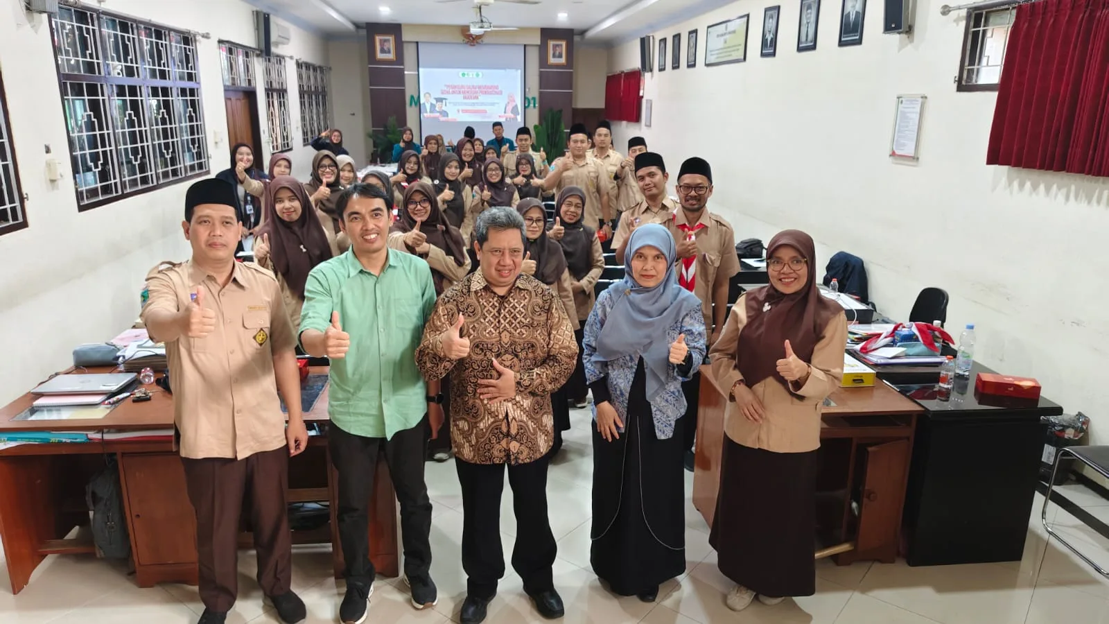 Bukan Malas, Ini Cara Guru MTs Almaarif 01 Singosari Hadapi Siswa yang Suka Menunda Tugas