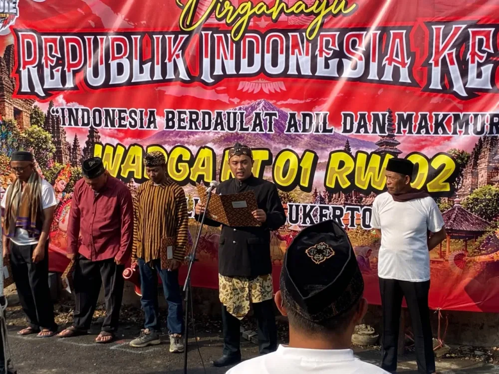 Tampil Unik dan Khidmat, Warga RT 01 Keliran Gelar Upacara HUT RI ke-81 Berbusana Profesi