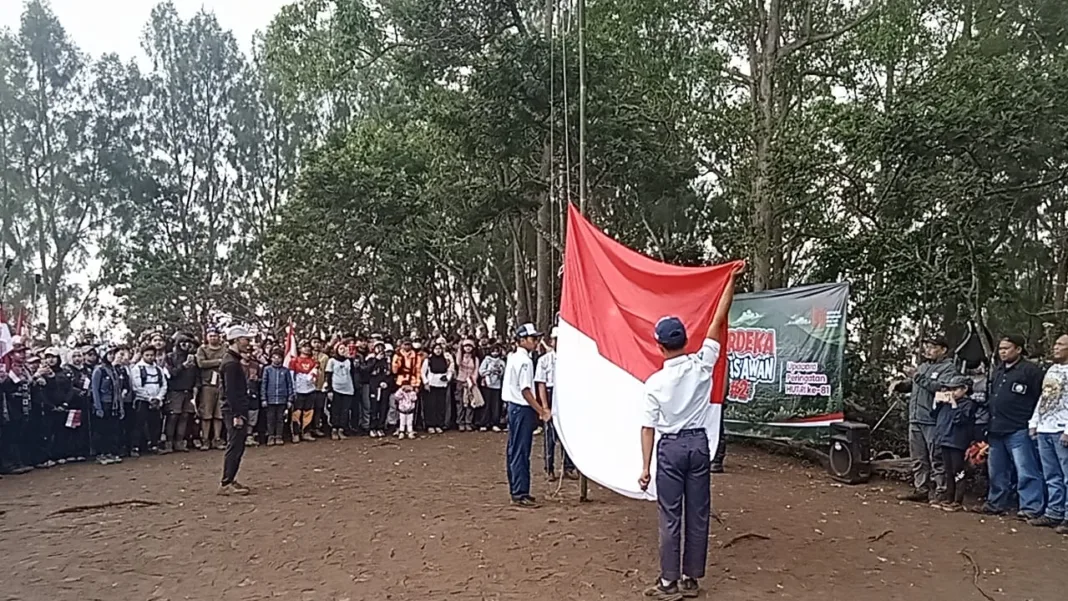 Merdeka di Atas Awan, Siswa SMPN Satu Atap Pesanggrahan 2 Batu Kibarkan Bendera Merah Putih di Puncak Gunung Bokong Merdeka di Atas Awan, Siswa SMPN Satu Atap Pesanggrahan 2 Batu Kibarkan Bendera Merah Putih di Puncak Gunung Bokong