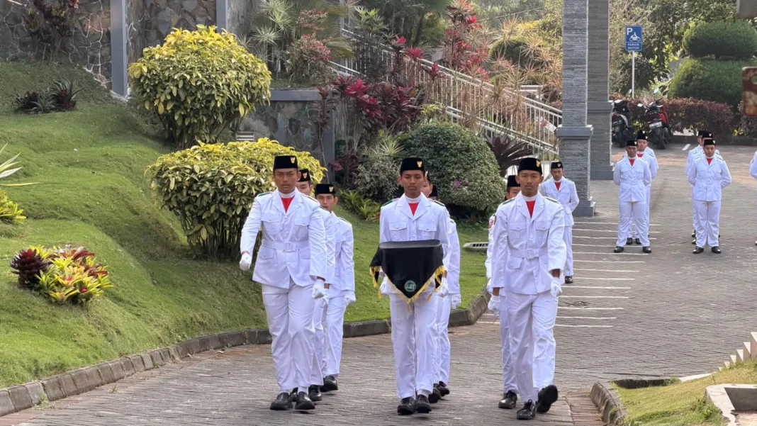 Semangat Kemerdekaan di IIBS Batu, Santri Al Hikmah Siap Jadi Generasi Pemimpin Masa Depan Semangat Kemerdekaan di IIBS Batu, Santri Al Hikmah Siap Jadi Generasi Pemimpin Masa Depan