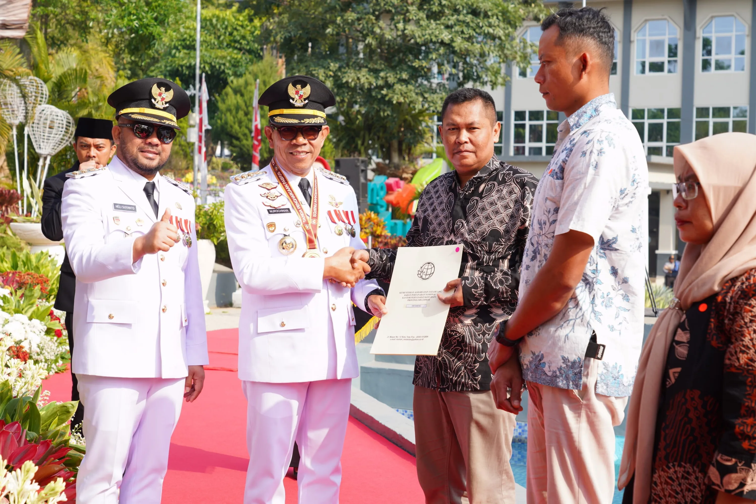 Momentum Kemerdekaan RI, Pemkot Batu Serahkan Sertipikat PTSL kepada Masyarakat