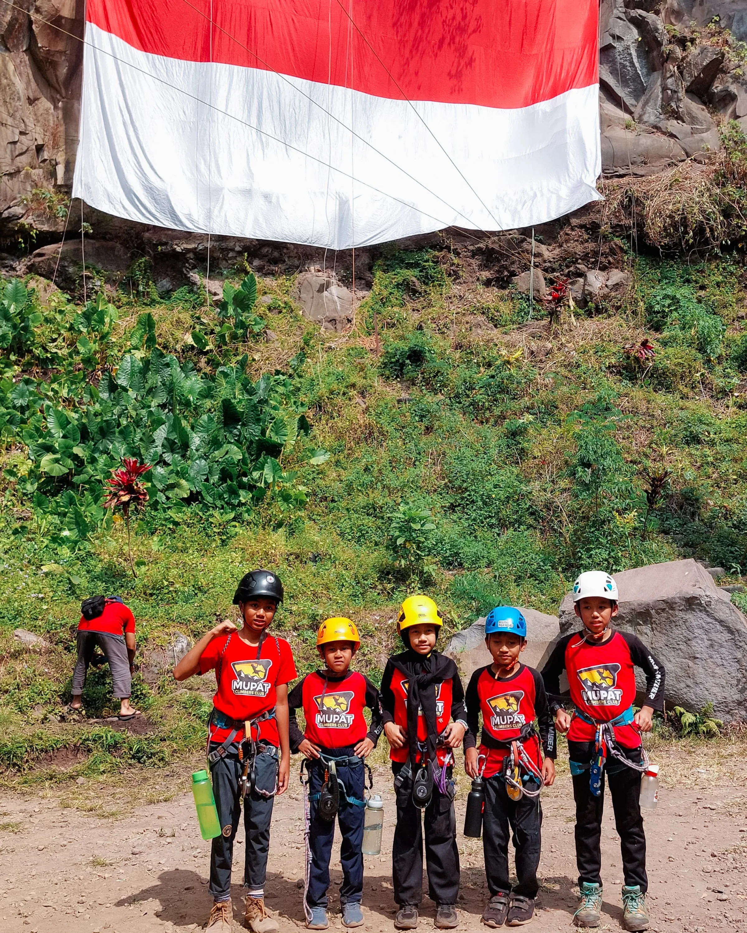 Di Tebing Coban Putri, Merah Putih Berkibar dari Tangan Pemanjat Cilik