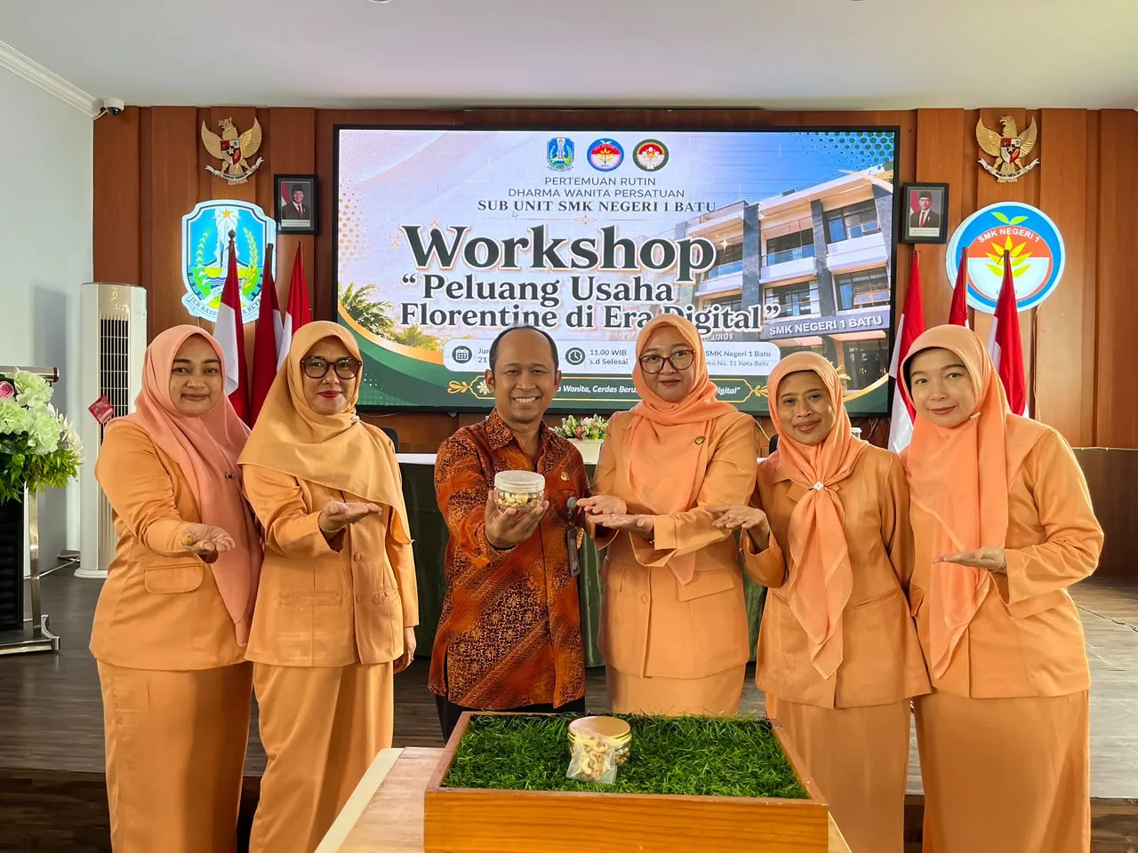 DWP SMKN 1 Batu Dorong Perempuan Berdaya Lewat Workshop Peluang Usaha Florentine di Era Digital