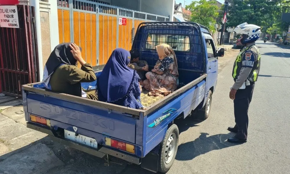 Satlantas Polres Pasuruan Kota Tertibkan Pelanggaran Lalu Lintas di Jalan Pattimura Satlantas Polres Pasuruan Kota Tertibkan Pelanggaran Lalu Lintas di Jalan Pattimura