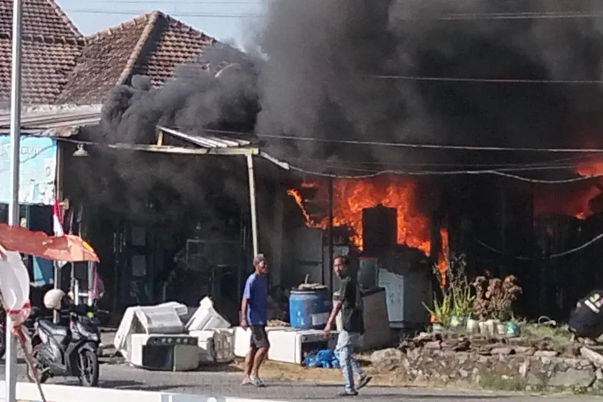 Bakar Sampah, Bengkel Elektronik dan Laundry di Pandaan Pasuruan Ludes Terbakar