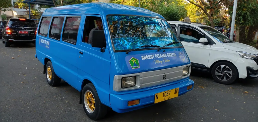 Besok Pelajar Gratis Naik Angkot, Catat 15 Rutenya Besok Pelajar Gratis Naik Angkot, Catat 15 Rutenya