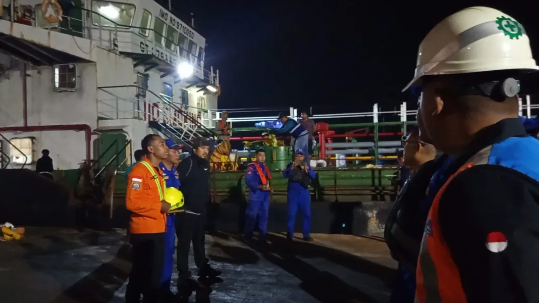 Tim SAR Gabungan Evakuasi Dua ABK dari Palka Kapal Tim SAR Gabungan Evakuasi Dua ABK dari Palka Kapal