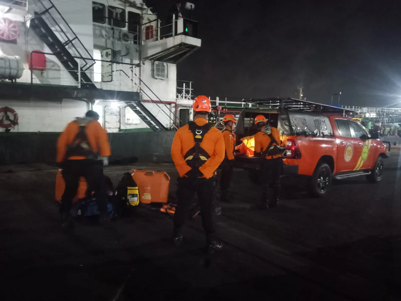 Tim SAR Gabungan Evakuasi Dua ABK dari Palka Kapal