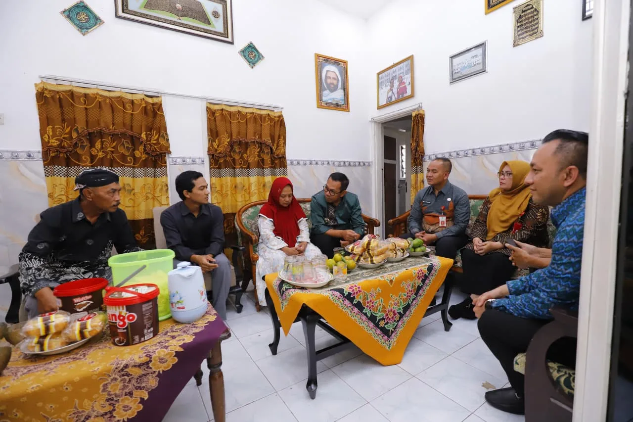 Wali Kota Nurochman Serahkan Santunan Rp 74 Juta untuk Keluarga Pekerja Rentan di Giripurno Nurochman