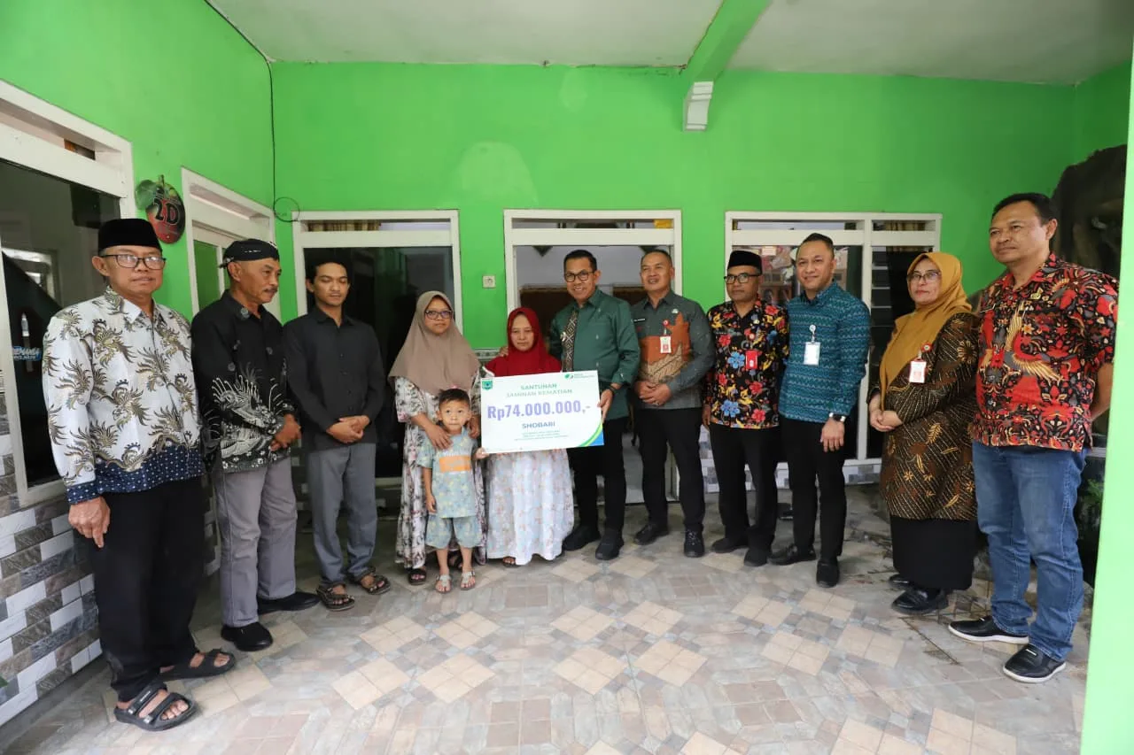 Wali Kota Nurochman Serahkan Santunan Rp 74 Juta untuk Keluarga Pekerja Rentan di Giripurno