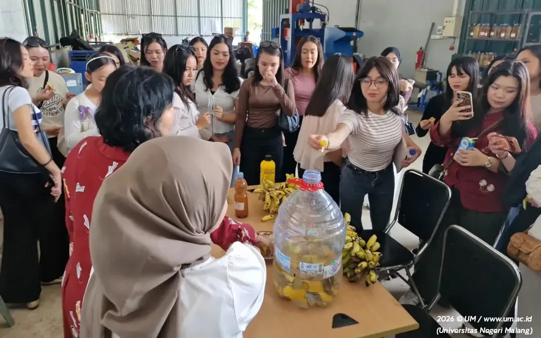 Peserta International Summer Course FIS UM Unjuk Aksi Buat Eco-Enzyme