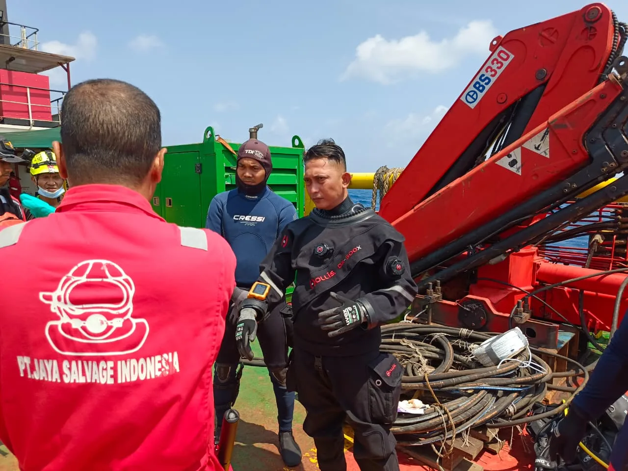 HARAPAN KELUARGA KEMBALI MENYALA, PENYELAM BASARNAS TEMUKAN SATU KORBAN KM VIRGO TRANSPORT 8